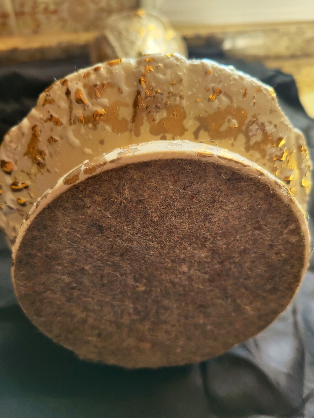 Savory China 12 In. Vase With 24 Kt. Splattered Gold Throughout. - Picture 9 of 16